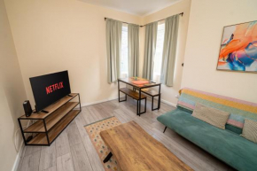 An Elite Executive Stay - 5-Bedroom Business Home & Parking